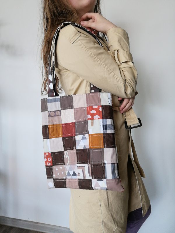 Moteriškas stilingas krepšys rudos spalvos, skiautinių technika pagamintas iš audinių atraižų