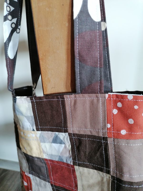 Stilingas patogus moteriškas krepšys, rudos spalvos, vidutinio dydžio, iš skiautinių