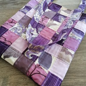 purpurinis skiautinių krepšys iš arčiau